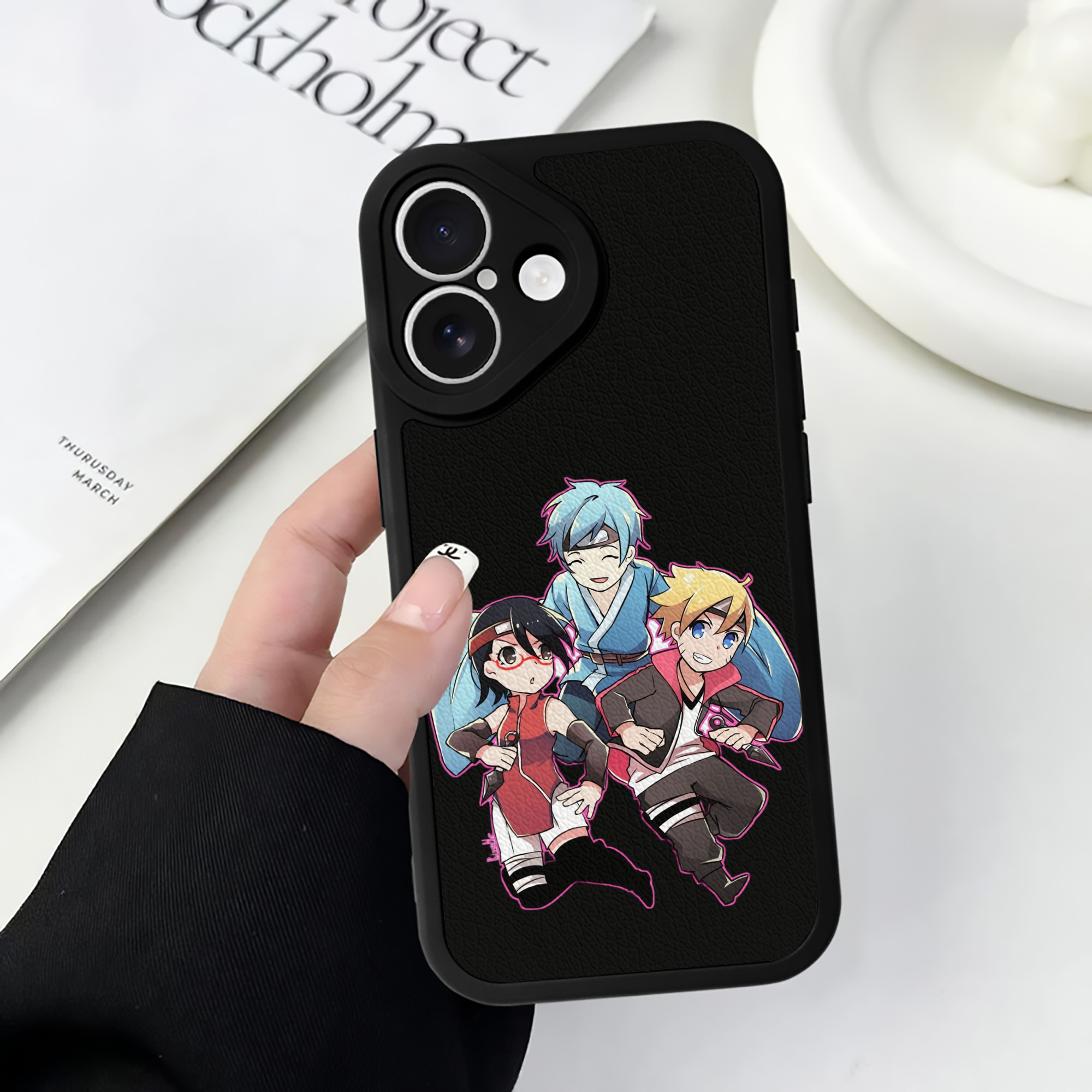 （画像用） NARUTO -ナルト- うちは サラダ Uchiha Sarada 【iPhone 16シリーズ対応】シリコンスマホケース（レザー調） 材質：シリコン
